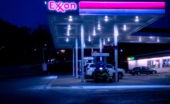 Gasolinera de Exxon, imagen de Unsplash