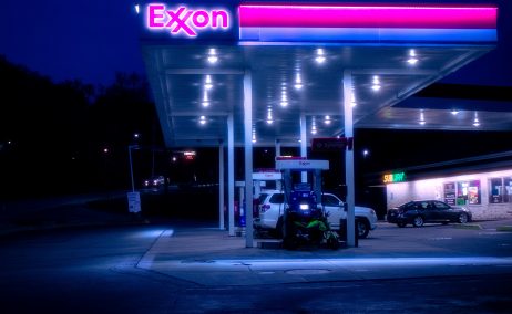 Gasolinera de Exxon, imagen de Unsplash