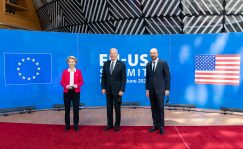 La presidenta de la Comisión Europea, Ursula Von der Leyen; junto al presidente de Estados Unidos, Joe Biden