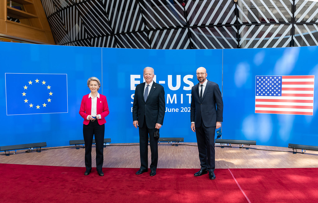 La presidenta de la Comisión Europea, Ursula Von der Leyen; junto al presidente de Estados Unidos, Joe Biden