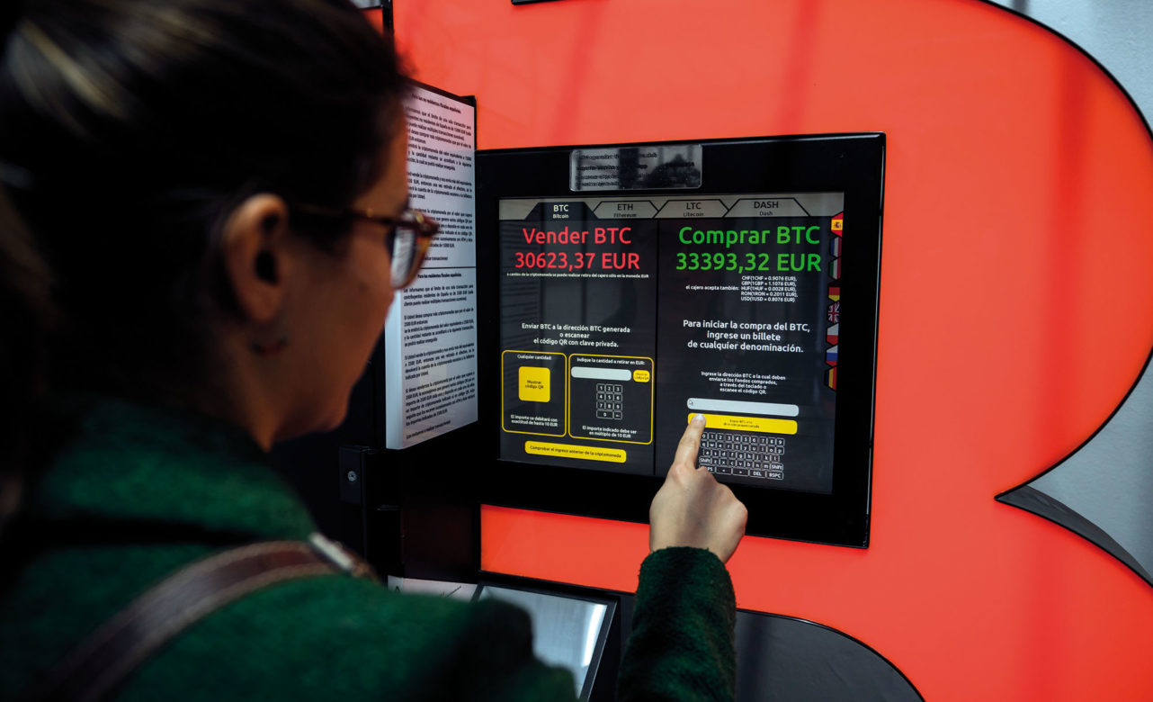 La inversión en bitcoin para el minoritario pasa por monederos electrónicos, físicos o plataformas y es crucial conocer bien su funcionamiento