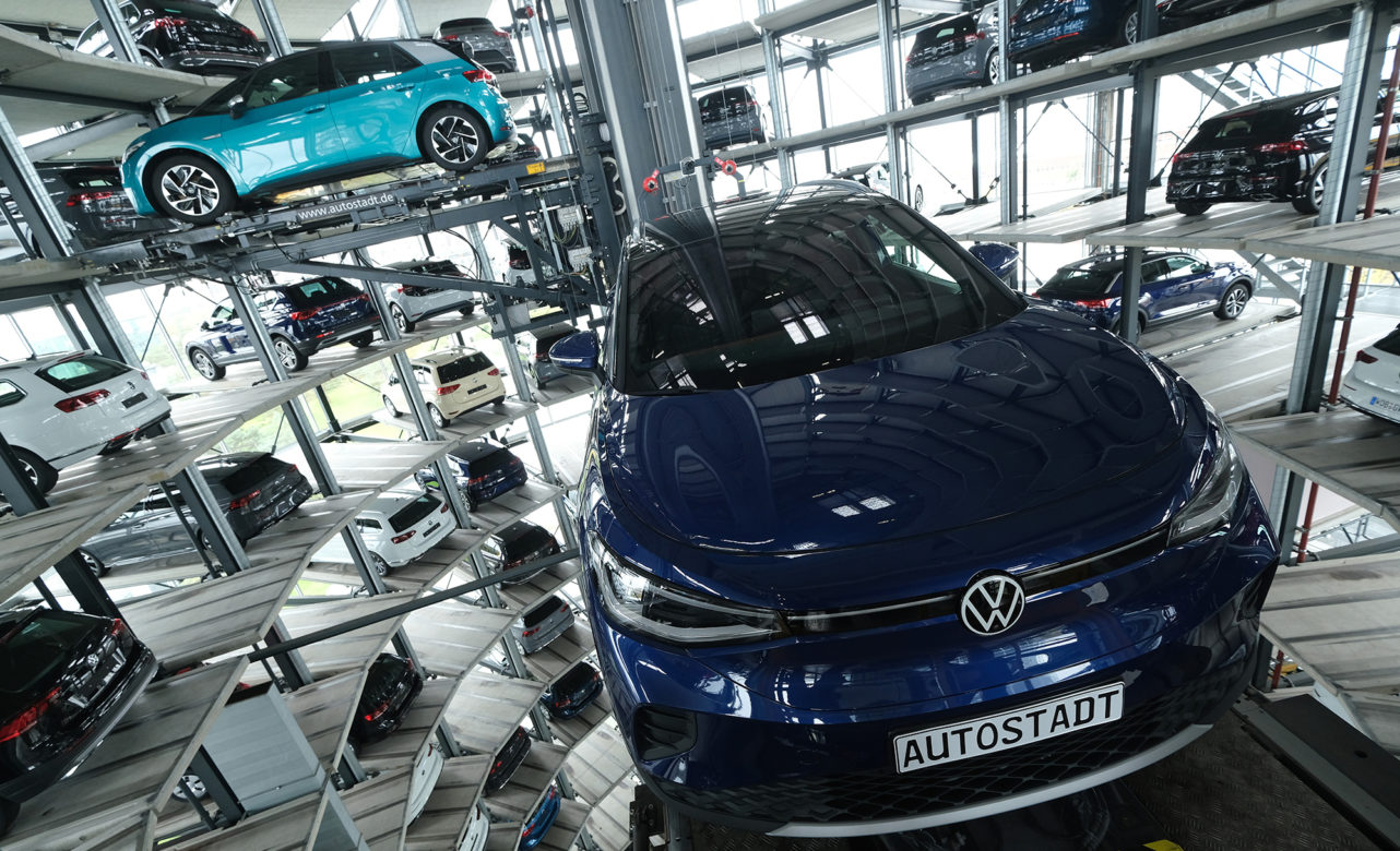 Volkswagen busca la salida del canal de corrección, su actual directriz bajista, tras marcar mínimos en los 160 euros