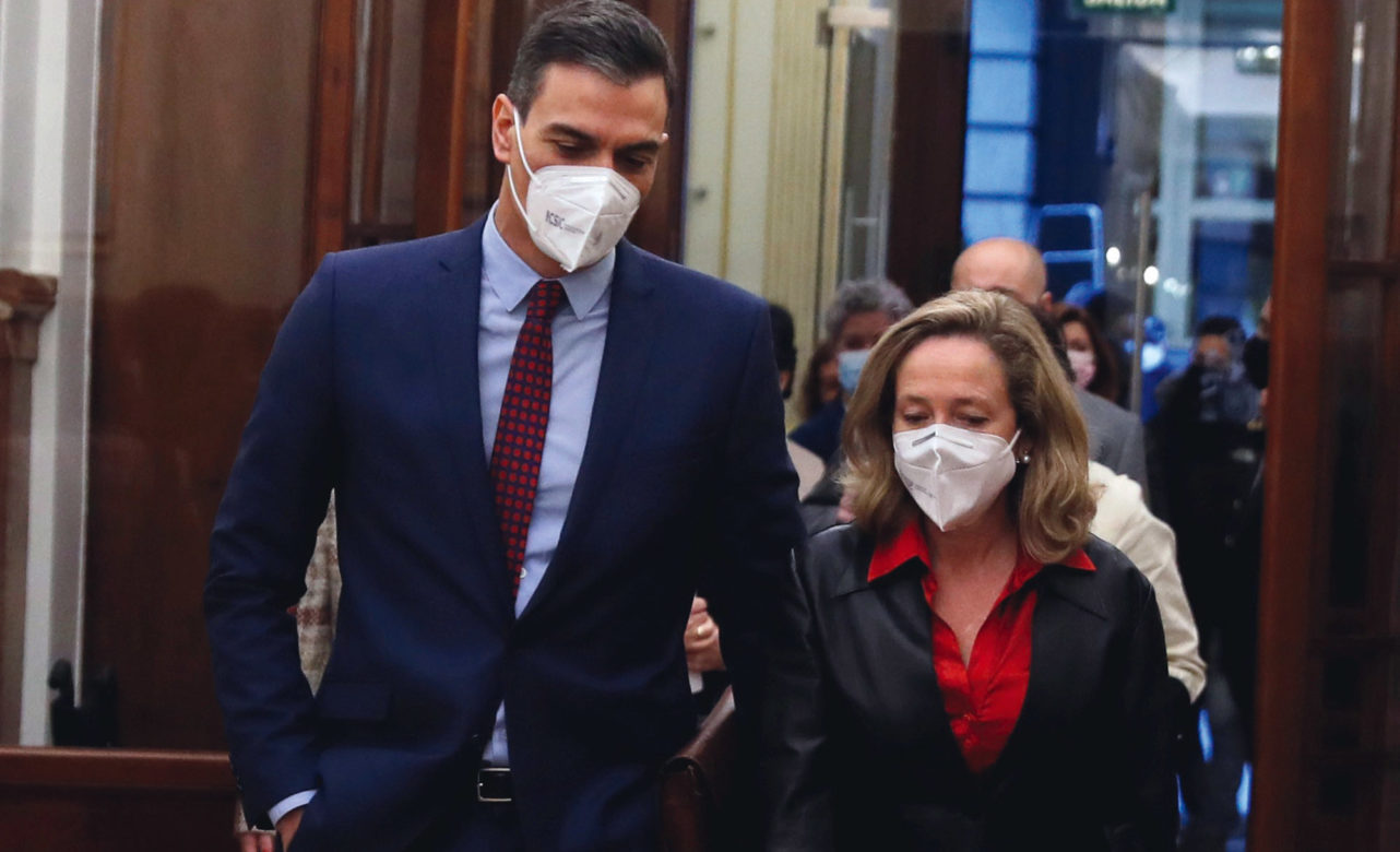 Pedro Sánchez con Nadia Calviño.