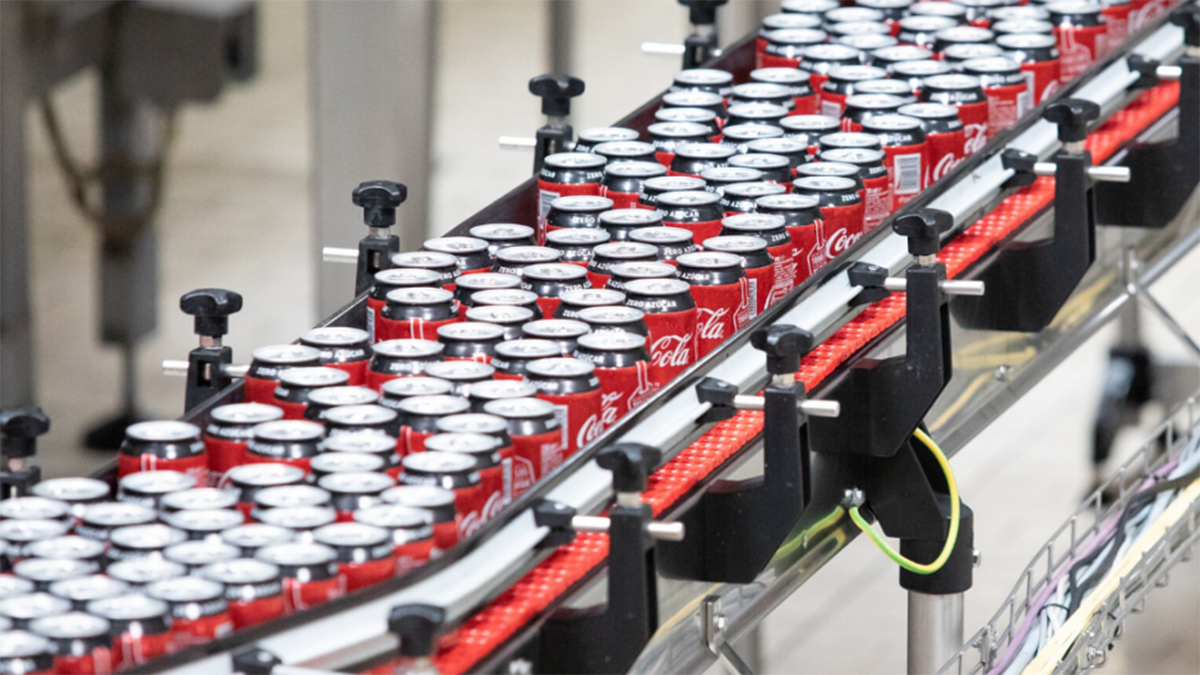 Coca-Cola camina hacia máximos anuales, pero primero debe superar los 56 dólares que le dan una nueva estructura de impulso