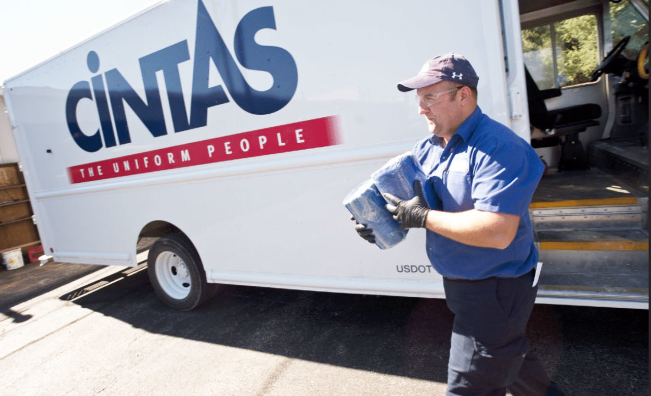 Cintas vuelve a rebotar con un primer objetivo en los 475 dólares que le llevarían a una condición de subida libre con nuevos máximos históricos