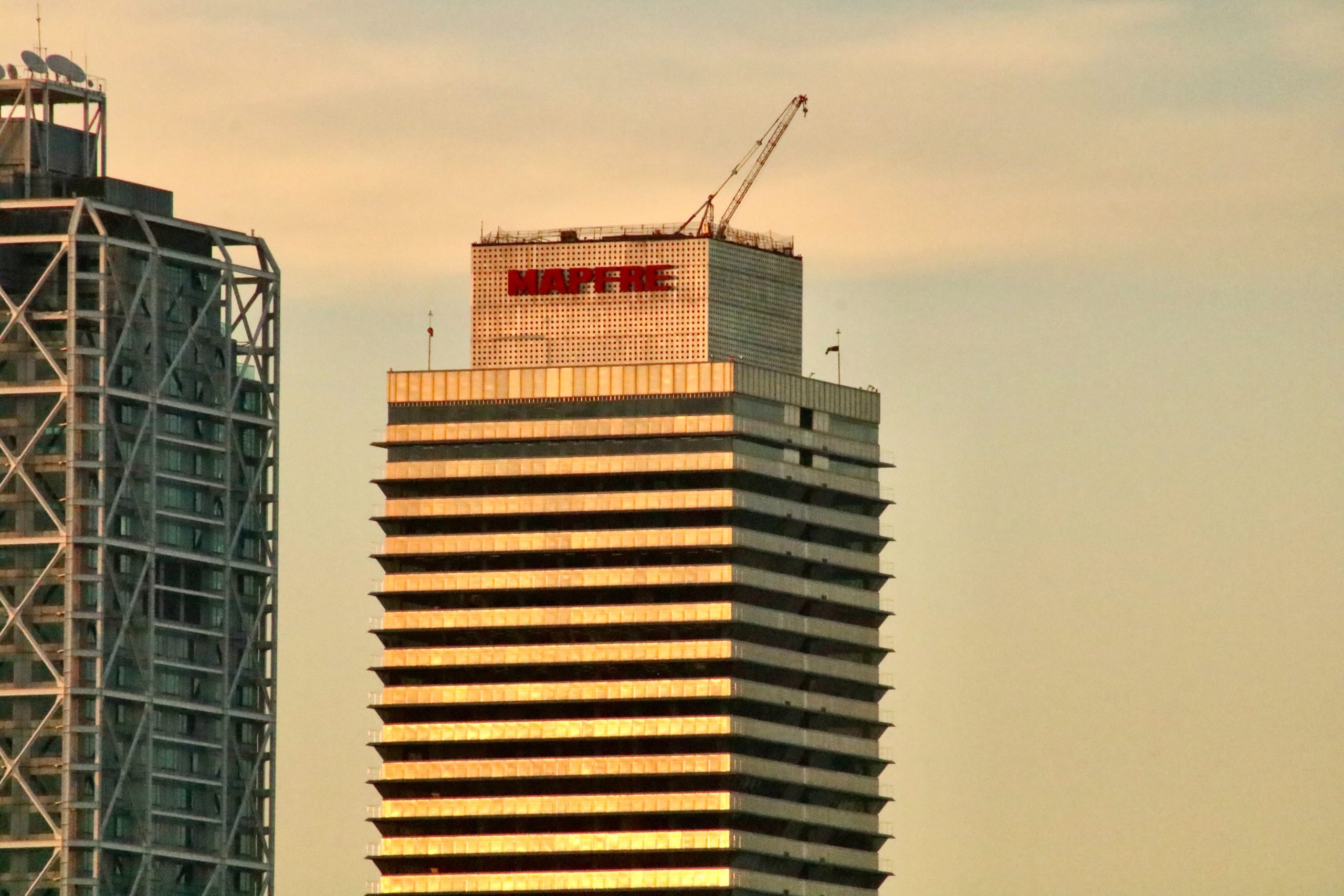 Edificio con el logo de Mapfre. Imagen de Jorge Fernandez Salas en Unsplash