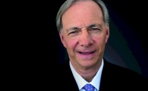 Bridgewater, la firma de inversión de Ray Dalio, aconseja salirse de los bonos y aumentar la exposición a las materias primas