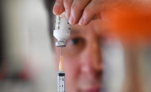 La EMA afirma que las vacunas autorizadas en Europa "parecen proteger" contra la cepa Delta.