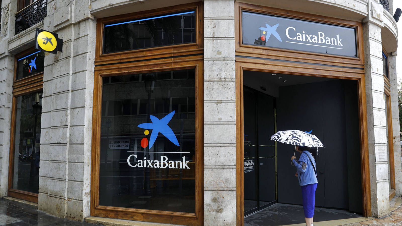 IBEX 35 - Caixabank: dividendo del 50% para rato - finanzas.com Los analistas califican de "elevado” el dividendo de CaixaBank, pero reconocen que se alinea con el de otros grandes bancos