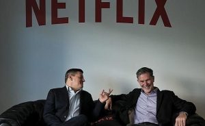 El fundador de Netflix, Reed Hastings (izda.)
