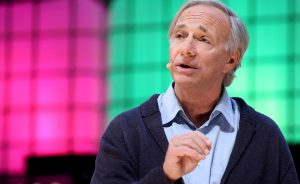 El gurú de Wall Street Ray Dalio considera que los EEUU llevan un “camino clásico” hacia la guerra civil