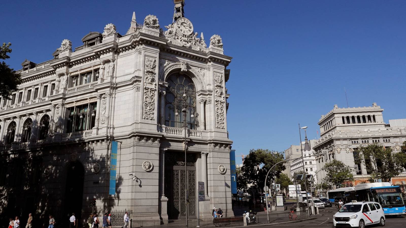 Finanzas personales: La subida de las comisiones bancarias indigna a los clientes La subida de las comisiones bancarias indigna a los clientes Cristina Casillas