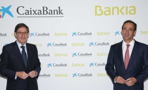 Caixabank cierra el semestre con unas ganancias de 4.181 millones de euros gracias a la integración de Bankia, lo que permite a la entidad destinar el 50 por ciento del beneficio al pago de dividendo