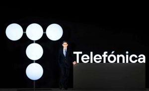 IBEX 35 - Telefónica ganará 448 millones de euros en el trimestre, un 10% más | finanzas.com Telefónica cerrará el primer trimestre del año con una mejora del beneficio del 10%, pero los ingresos descenderán un 9,9% afectada aún por la pandemia y los tipos de cambio