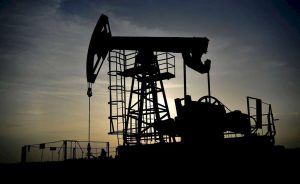 El pinchazo del crudo amenaza la expansión del dividendo en las petroleras