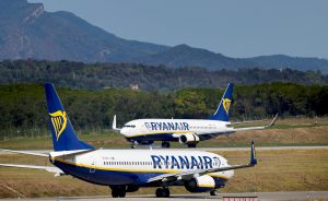 Dentro de un escenario negativo para el beneficio por acción en el sector aéreo europeo, Ryanair e IAG intentan acercase al terreno positivo y la irlandesa gana la partida