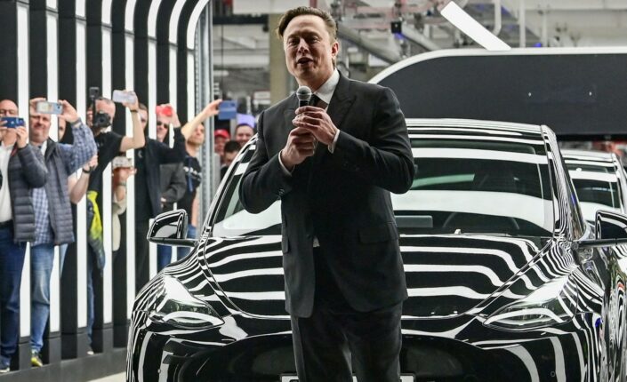 La justicia dictamina que los tuits de Elon Musk sobre la privatización de Tesla eran falsos