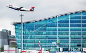 Heathrow, clave para IAG, alcanza los niveles de tráfico más altos desde el inicio de la pandemia, pero la aerolínea se emplea a fondo para no perder el soporte de los 1,6€
