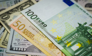 El euro/dólar acelera hacia la paridad por las tensiones en Ucrania y el discurso más agresivo de la Fed