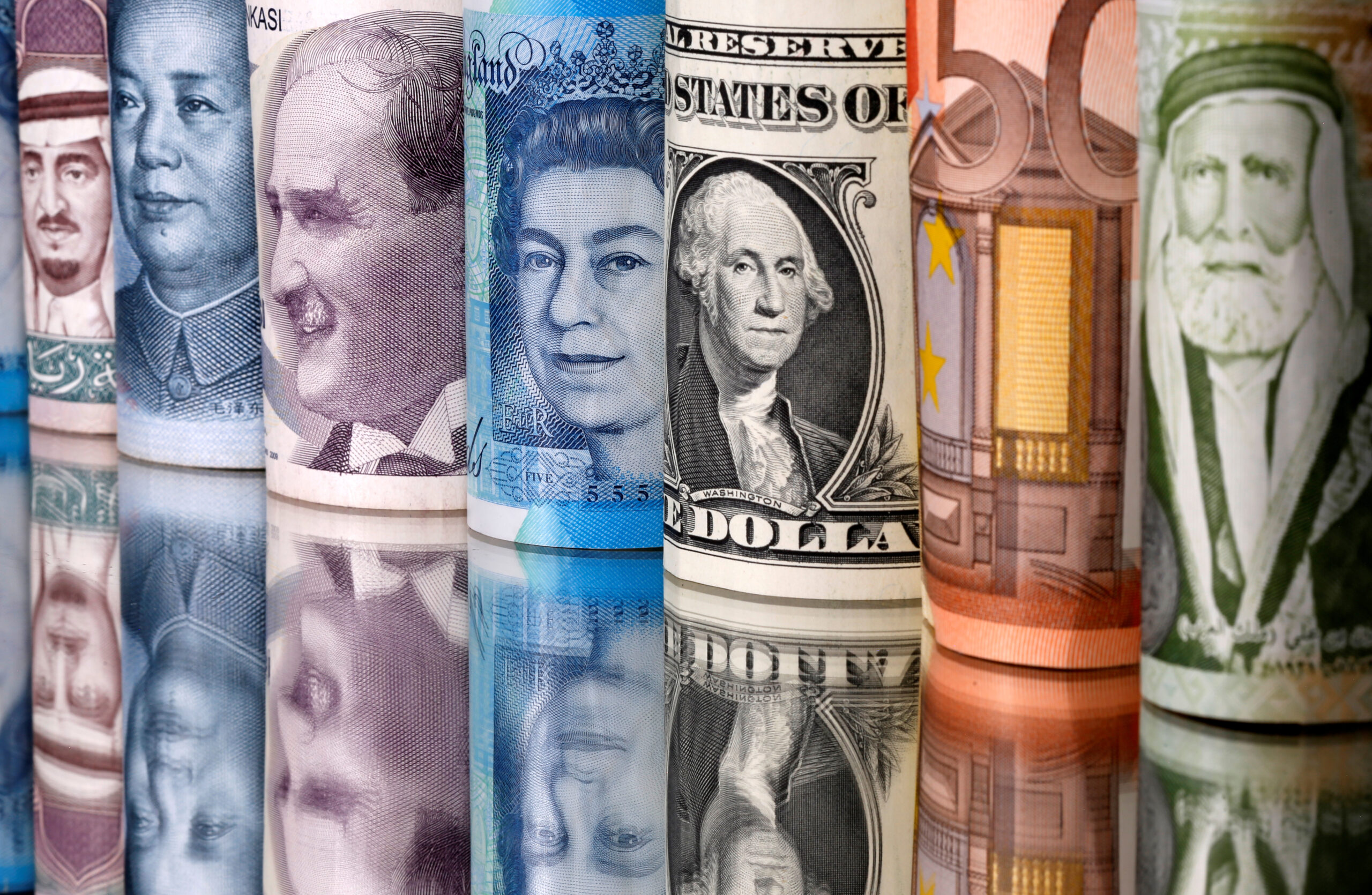 El euro cae por debajo del dólar