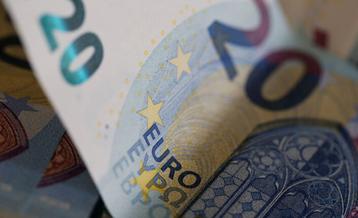FOTO DE ARCHIVO: Billetes de 20 euros en esta imagen de ilustración tomada el 1 de agosto de 2016. REUTERS/Regis Duvignau