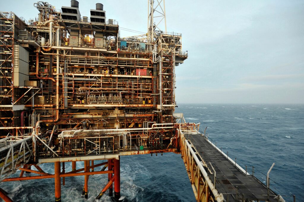 Petróleo prepara-se para uma queda semanal de 10%