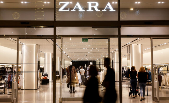 FOTO DE ARCHIVO. Compradores pasan por delante de una tienda de ropa Zara, del grupo español Inditex, en Las Palmas de Gran Canaria, España. 13 de diciembre de 2022. REUTERS/Borja Suárez