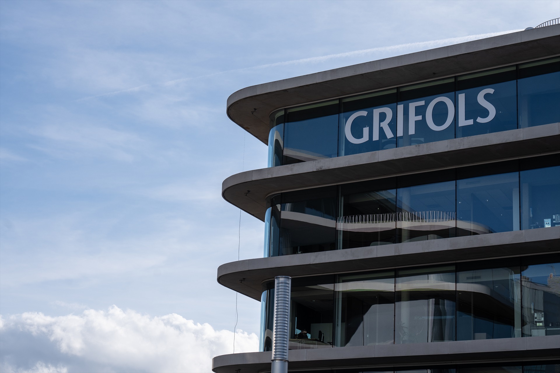 ¡Grifols despega! Barclays ve un potencial alcista del 12% tras un mes de revalorización