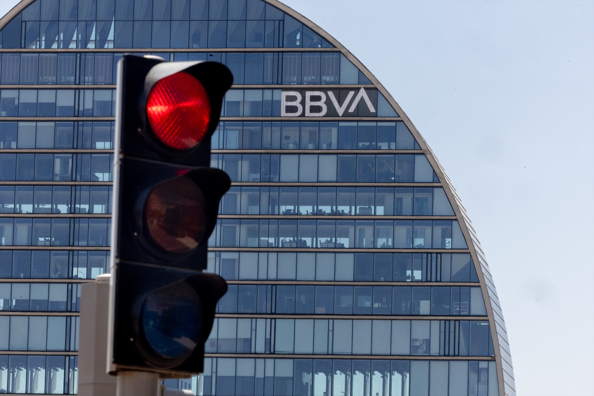 BBVA, obligado a elevar la opa al Sabadell un 27% tras la venta de TSB: 2.200M€ más