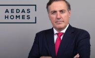 David Martínez, CEO de Aedas Homes, delante de un cartel de la compañía.