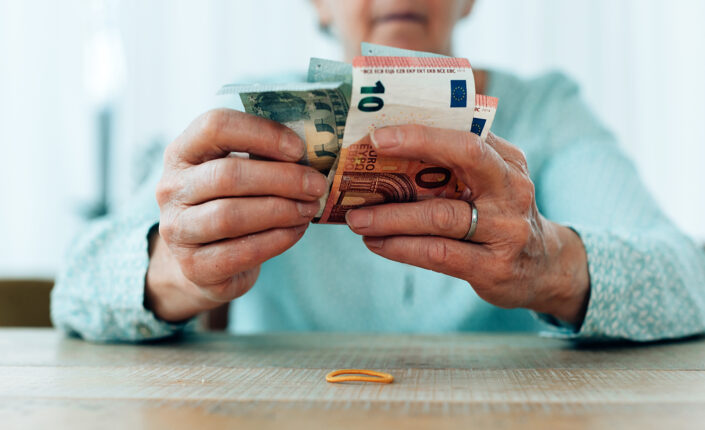 Mujer pensionista contando dinero