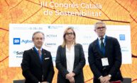 De izquierda a derecha: Carlos Puig de Travy, decano del Colegio de Economistas de Cataluña (CEC); Àngels Fitó, rectora de la Universitat Oberta de Catalunya (UOC) y vicedecana del CEC; y Joan Vall, presidente del Colegio de Censores Jurados de Cuentas de Cataluña