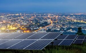 Placas solares en una gran ciudad