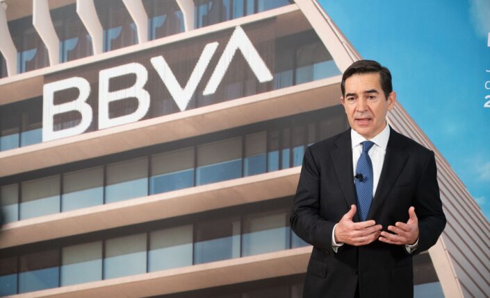 Carlos Torres Vila con la sede de BBVA al fondo