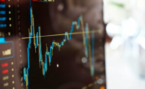 Pantalla de ordenador con seguimiento de acciones de trading
