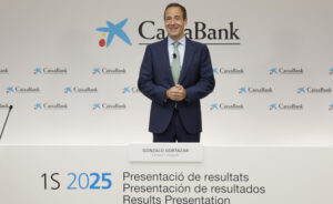 Gonzalo Gortázar, consejero delegado de CaixaBank, durante la presentación de resultados del primer semestre de 2025.
