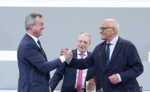 El CEO del Banco Sabadell, César González-Bueno (i), y el presidente del Banco Sabadell, Josep Oliu (c), durante la junta general extraordinaria de accionistas de Banco Sabadell, a 6 de agosto de 2025, en Sabadell,
