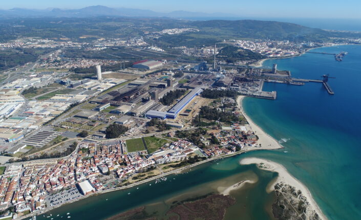 Fábrica de Acerinox en el estrecho de Gibraltar.