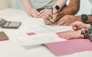 El cambio de ciclo financiero vuelve a poner en el centro la decisión clave para la hipoteca: ahorrar intereses o ganar liquidez. La mejor estrategia depende del bolsillo, el momento vital y el perfil de riesgo de cada familia