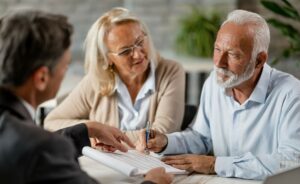 Una pareja mayor habla con un asesor