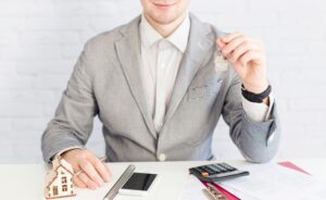 Un broker hipotecario. Foto: Freepik.