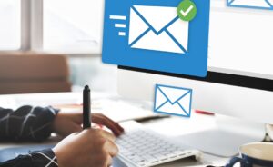 Un ordenador al que le llega un email