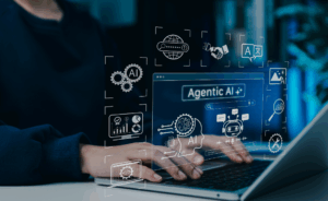 Persona manejando un ordenador