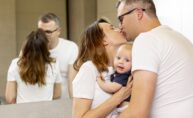 Unos padres con su bebé