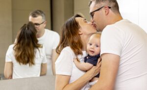 Unos padres con su bebé