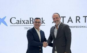 De izquierda a derecha: Jesús Lanero, director general de CaixaBank Tech, y Alejadro Codina, director de Formación Profesional del Grupo UAX