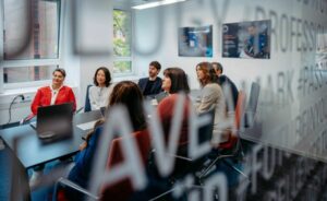 Trabajadores en una reunión en su empresa. Foto: Servimedia.