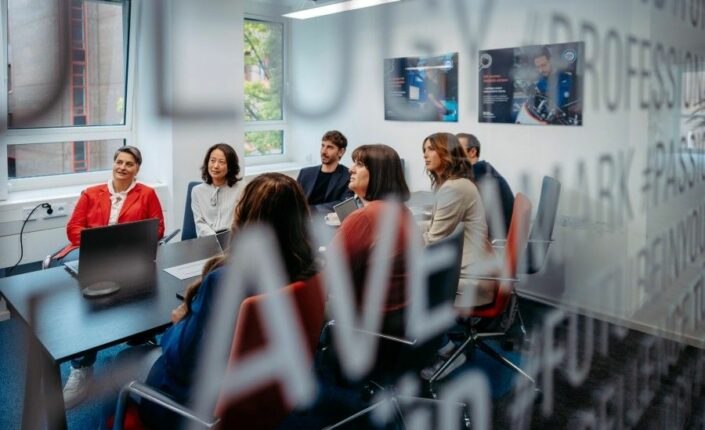 Trabajadores en una reunión en su empresa. Foto: Servimedia.