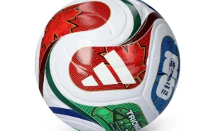La pelota oficial del Mundial, de Adidas, una de las posiciones del fondo