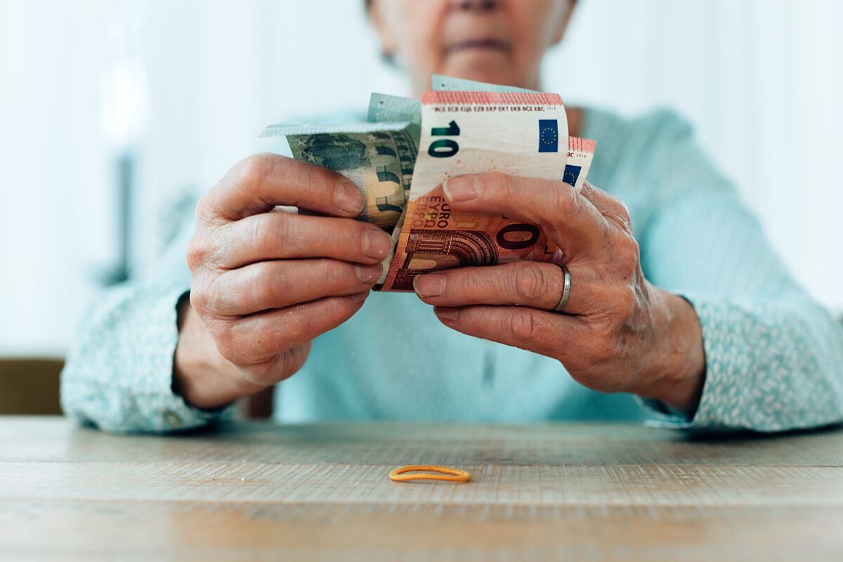 CaixaBank y Banco Santander adelantan el pago de la pensión en julio. Foto: Envato.